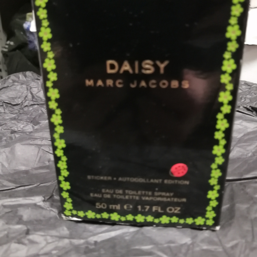 Marc Jacobs Daisy Perfume with Green Floral Cap - Picture 4 of 4